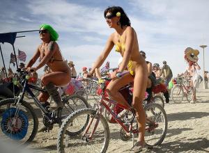 В Лондоне и Лос-Анджелесе состоялись массовые «голые велопробеги»