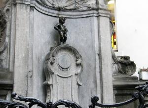 Брюссель «украсили» гигантскими пенисами