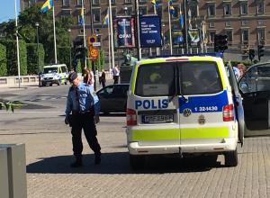 В центре Стокгольма мужчина с ножом напал на полицейских