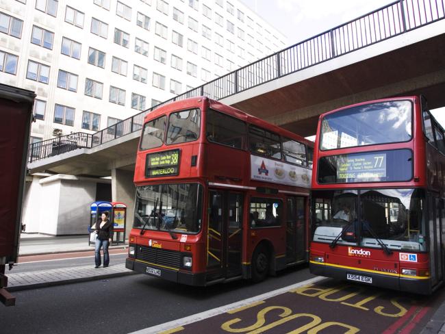 Вошедших через заднюю дверь британских геев выгнали из автобуса в Лондоне