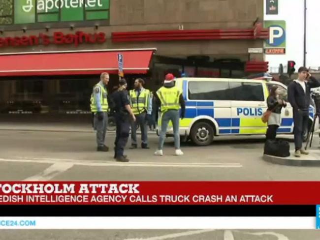 Теракт в центре Стокгольма: грузовик врезался в толпу пешеходов (ФОТО и ВИДЕО)