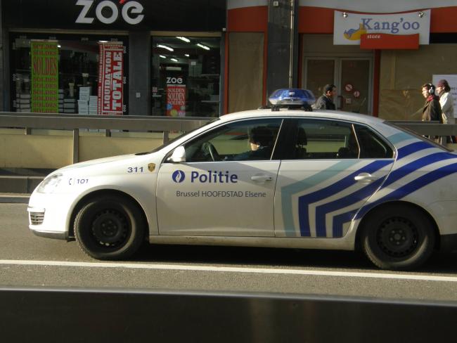 В Брюсселе неизвестный с ножом ранил двух полицейских