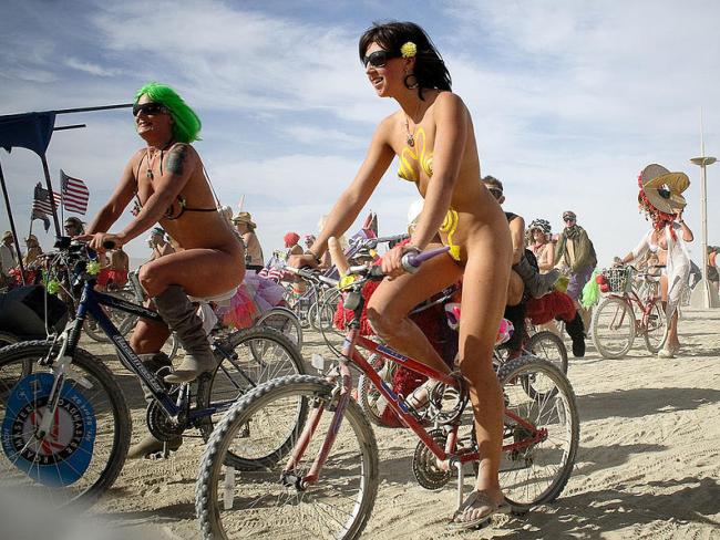 В Лондоне и Лос-Анджелесе состоялись массовые «голые велопробеги»