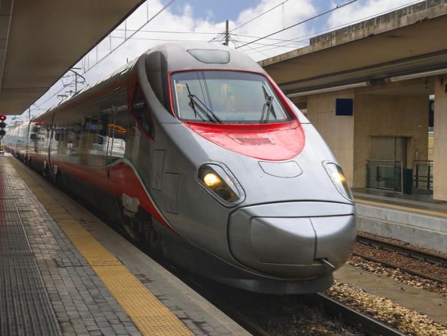 Машинист остановил поезд на полпути в Мадрид из-за окончания рабочего дня