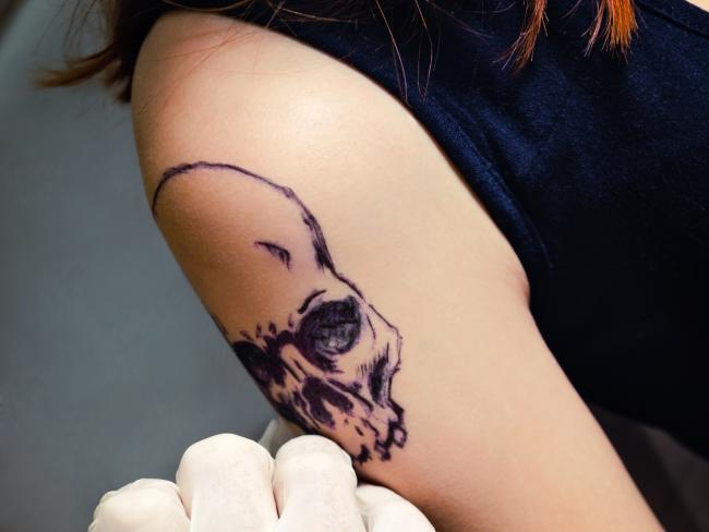 Власти Дании защитят граждан от вредных веществ в чернилах татуировщиков