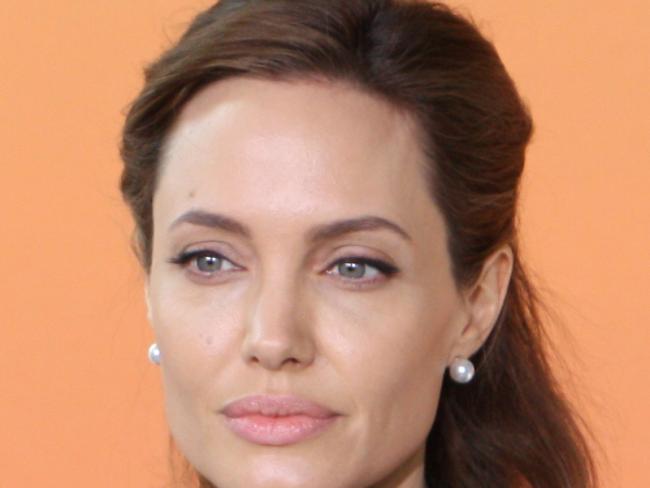 СМИ сообщили о намерении Джоли стать лесбиянкой