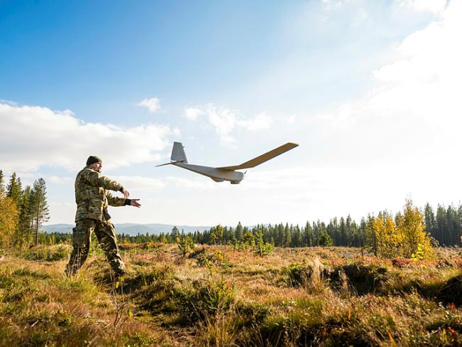 DARPA разработала робота, который ловит дроны в воздухе