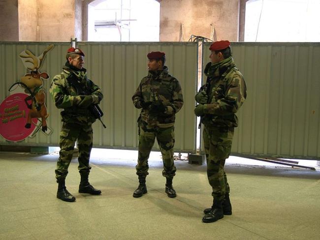 У французских солдат, обедавших после операции в Париже, похищены винтовки FAMAS