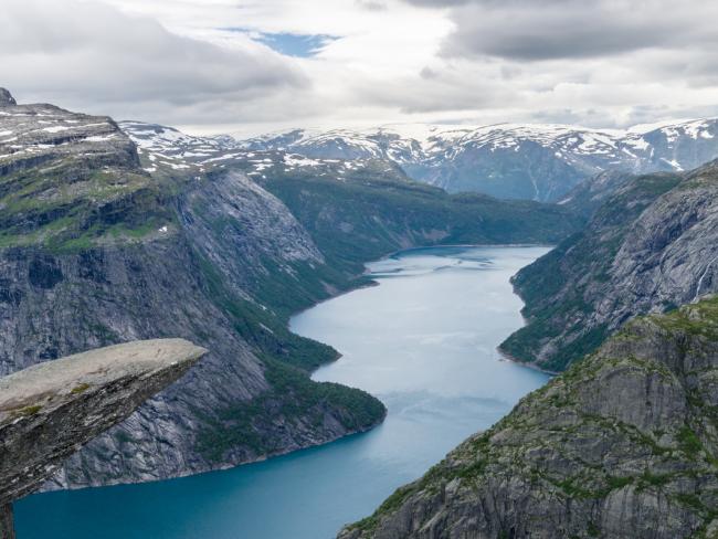 Норвегия: ради удачного кадра на Языке Тролля туристы рискуют жизнью