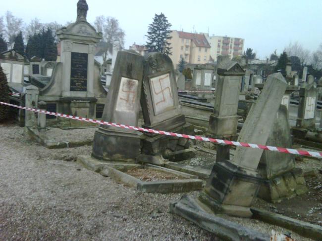 На Украине продолжается осквернение еврейских кладбищ и мемориалов